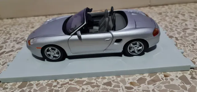 Carro em escala Porsche Boxster 1:18