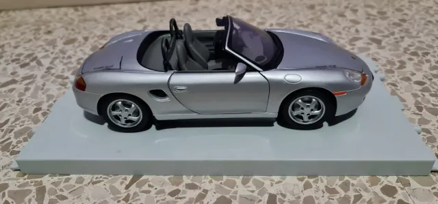 Carro em escala Porsche Boxster 1:18