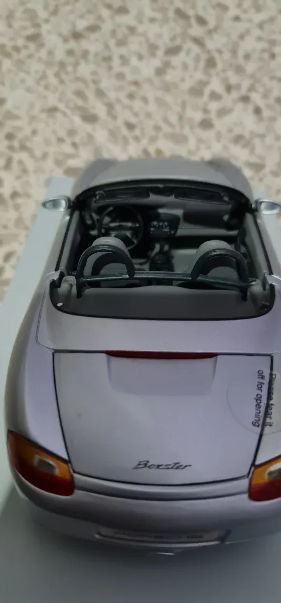 Carro em escala Porsche Boxster 1:18