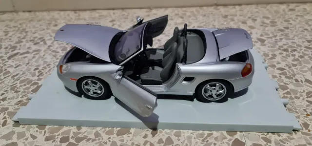 Carro em escala Porsche Boxster 1:18