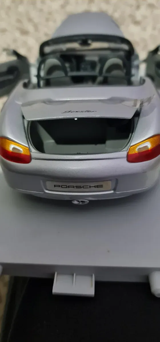 Carro em escala Porsche Boxster 1:18