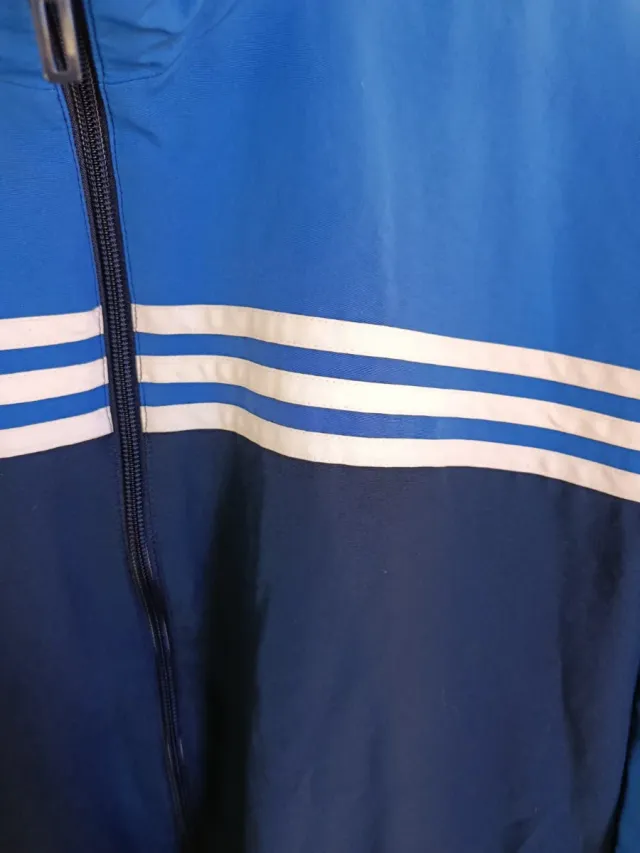 Chaqueta deportiva azul y azul marino