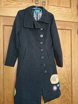 Abrigo Desigual Negro con Estampado Floral