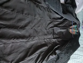 Abrigo Desigual Negro con Estampado Floral