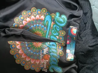 Abrigo Desigual Negro con Estampado Floral