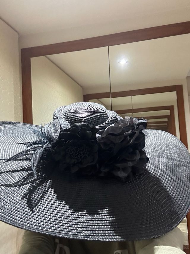 Pamela negra con flores solo usada una vez