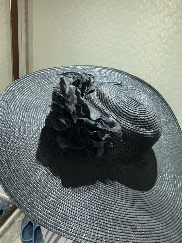 Pamela negra con flores solo usada una vez