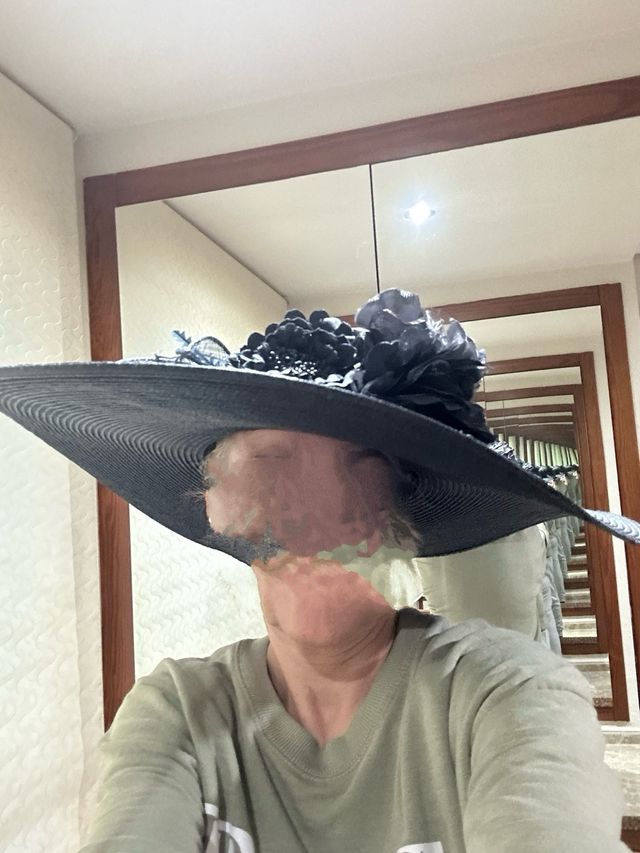 Pamela negra con flores solo usada una vez