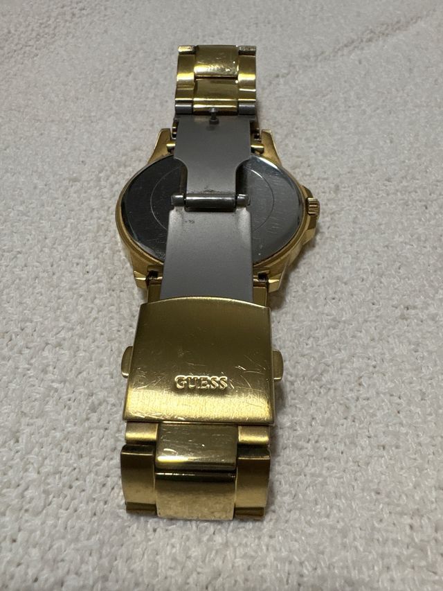 Reloj Guess Dorado y Negro