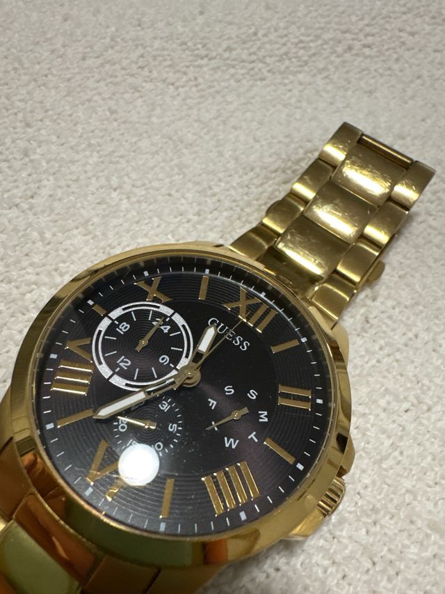 Reloj Guess Dorado y Negro