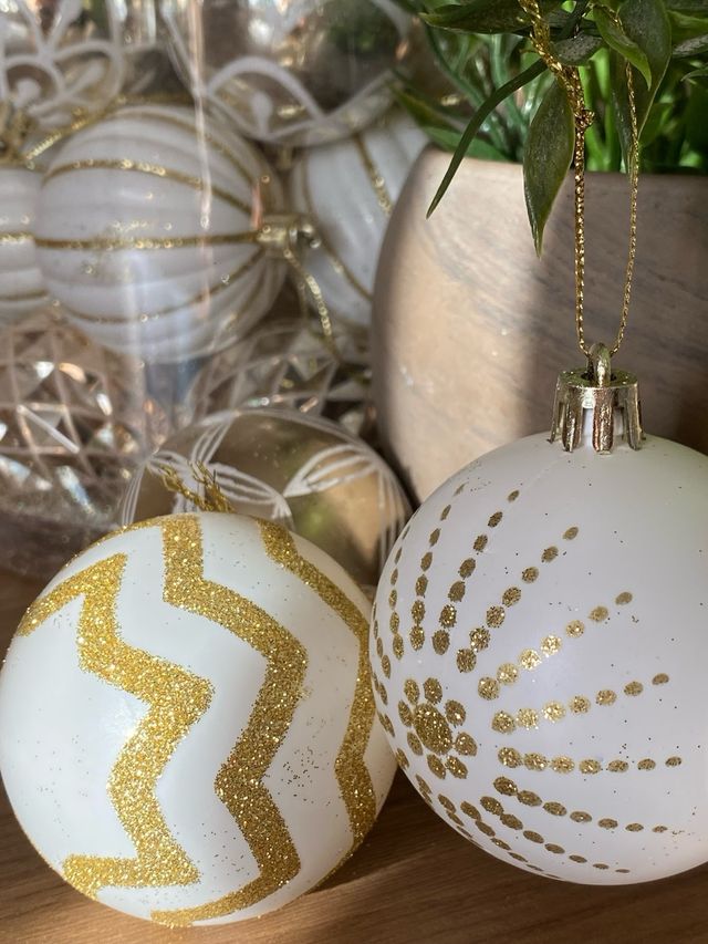 30 Bolas Navideñas Blancas y Doradas