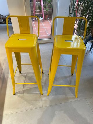 Tavolo alto e 2 sgabelli da bar gialli