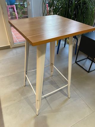 Tavolo alto e 2 sgabelli da bar gialli