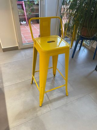 Tavolo alto e 2 sgabelli da bar gialli