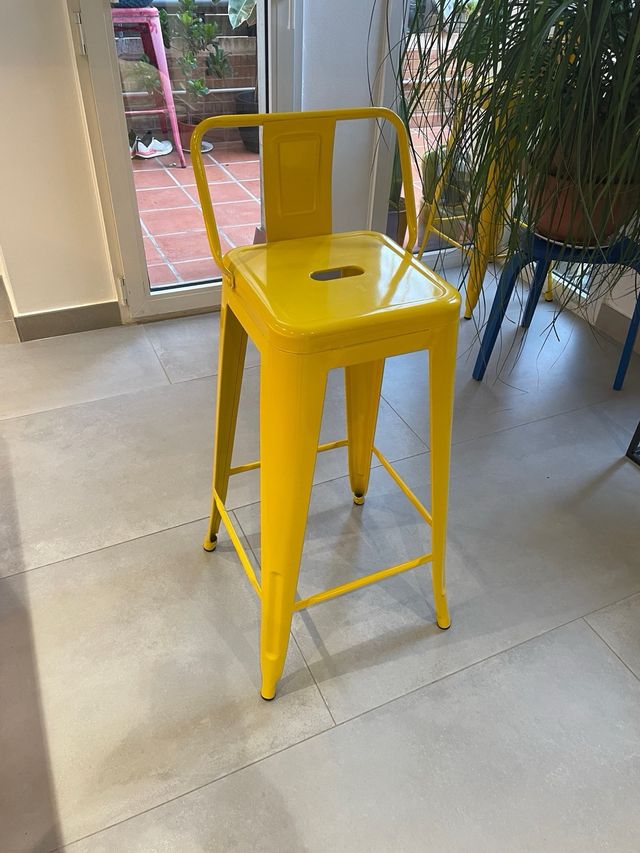 Mesa alta y 2 taburetes de bar amarillos