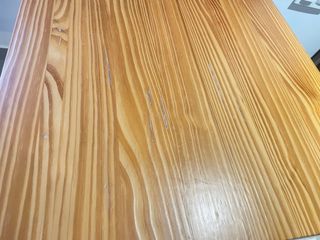 Tavolo alto e 2 sgabelli da bar gialli