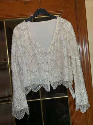 Blusa plateada y blanca con pedrería