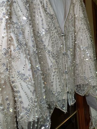 Blusa plateada y blanca con pedrería