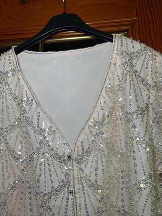 Blusa plateada y blanca con pedrería