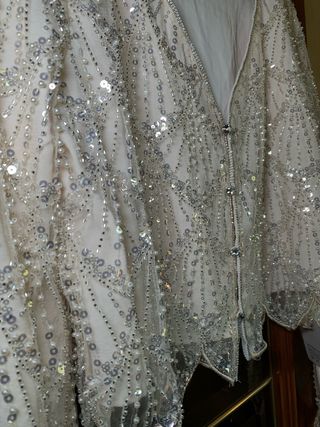 Blusa plateada y blanca con pedrería