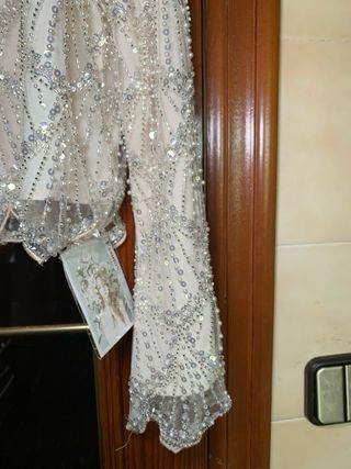 Blusa plateada y blanca con pedrería