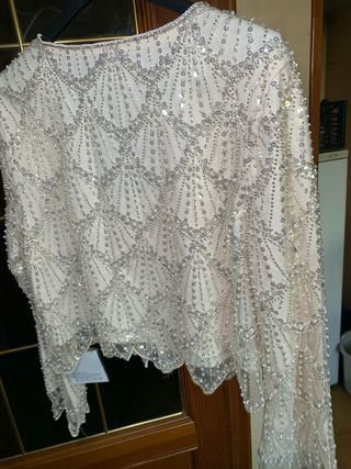 Blusa plateada y blanca con pedrería