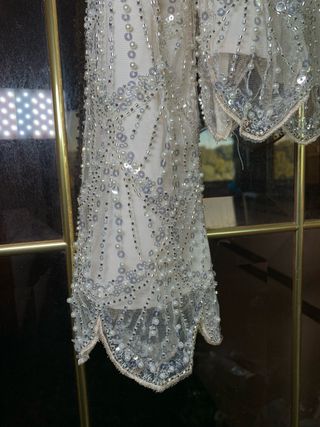 Blusa plateada y blanca con pedrería