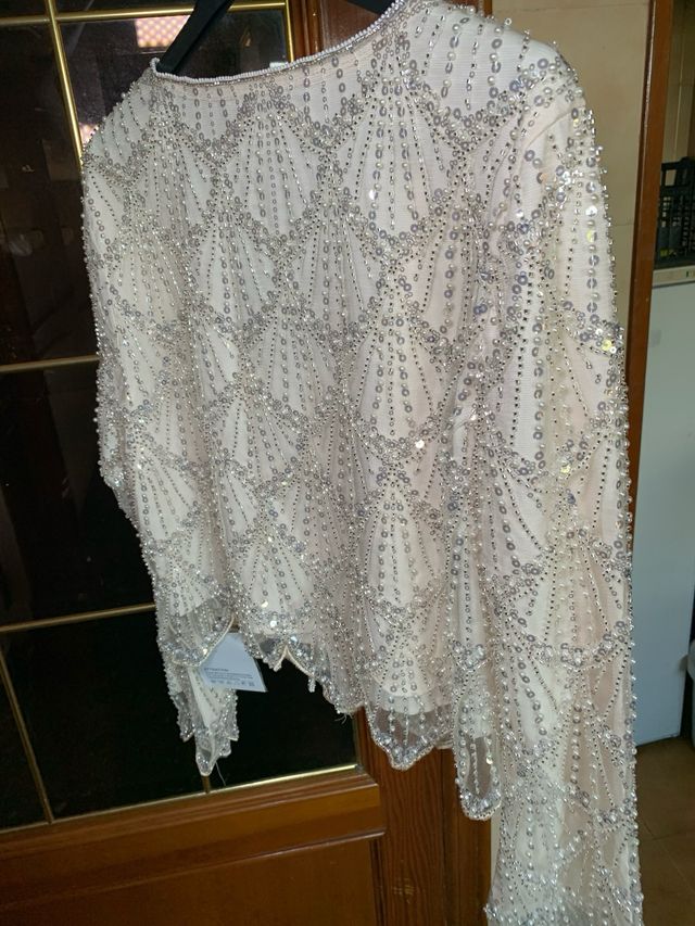 Blusa plateada y blanca con pedrería