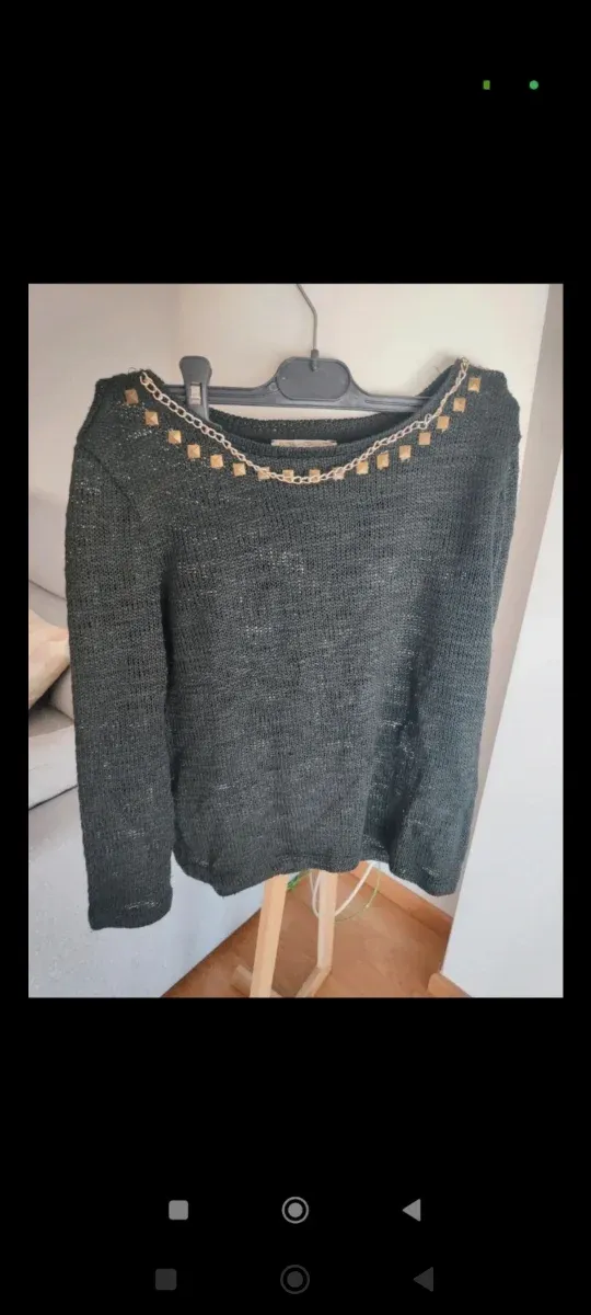 Jersey negro con detalles dorados