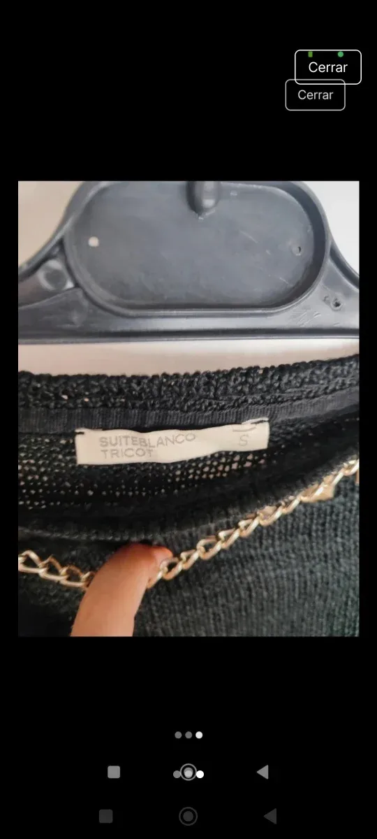 Jersey negro con detalles dorados