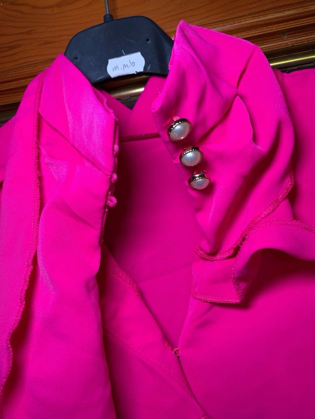 Blusa rosa con volantes y botones