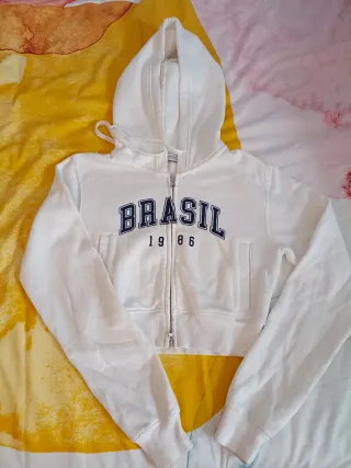 Chaqueta polar con capucha, color blanco.