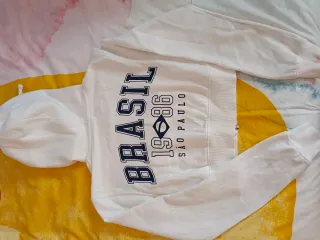 Chaqueta polar con capucha, color blanco.