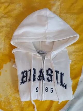 Chaqueta polar con capucha, color blanco.