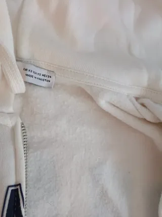 Chaqueta polar con capucha, color blanco.