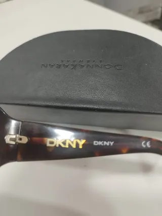 Gafas de sol rectangulares DKNY de carey