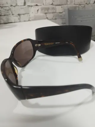 Gafas de sol rectangulares DKNY de carey