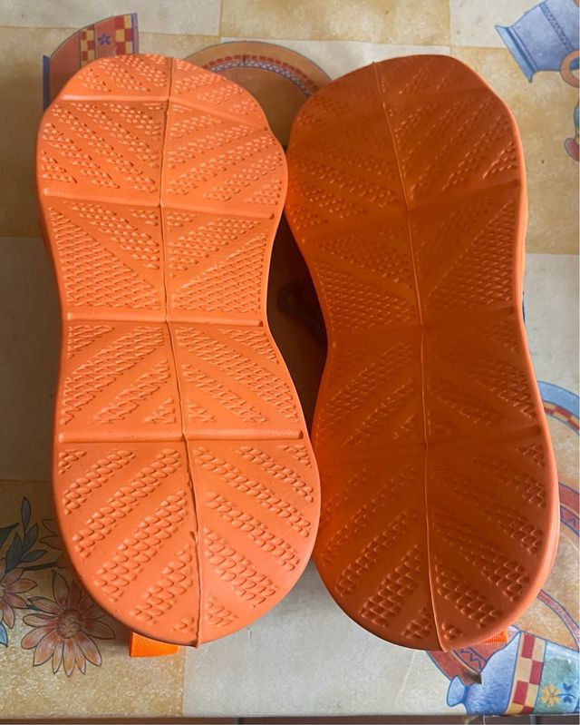 Zapatillas Deportivas N41 Negras y Naranjas