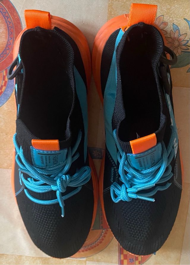 Zapatillas Deportivas N41 Negras y Naranjas