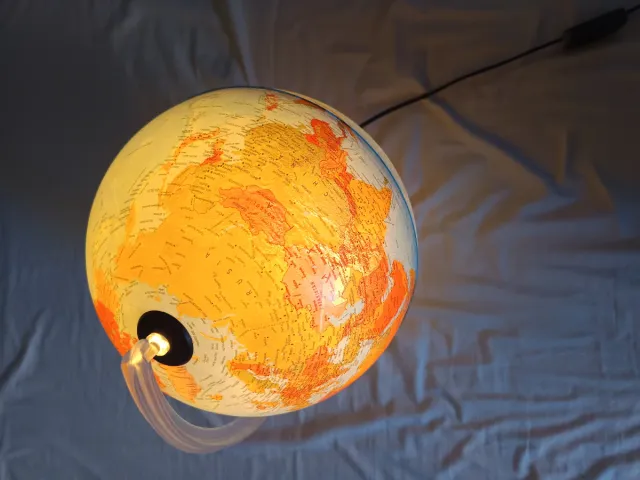 Globo terráqueo con luz