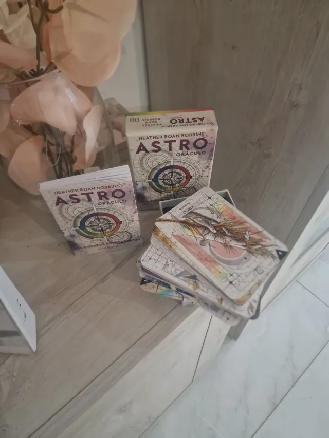 Astro Oráculo: Libro y 56 Cartas