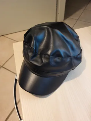 Cappello nero in ecopelle