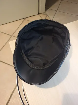 Cappello nero in ecopelle