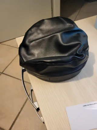 Cappello nero in ecopelle