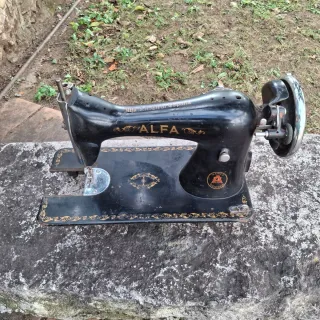 Máquina de coser Alfa antigua
