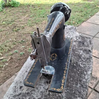 Máquina de coser Alfa antigua