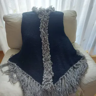 Poncho negro y gris con flecos