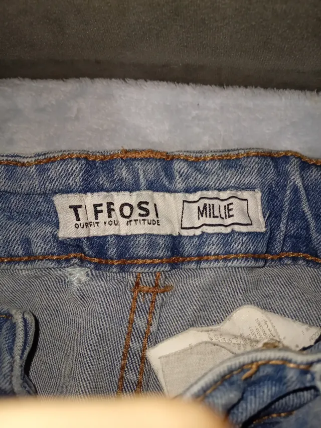 Pantalón vaquero azul con cinturón