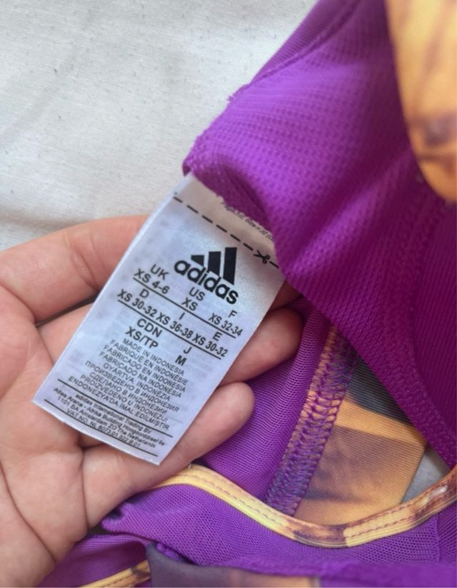 Top deportivo Adidas morado estampado