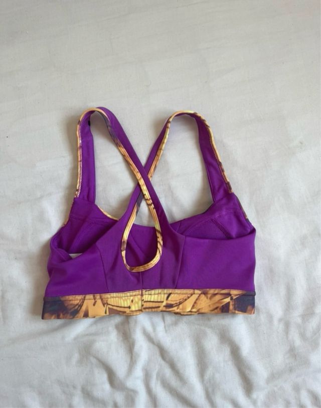 Top deportivo Adidas morado estampado